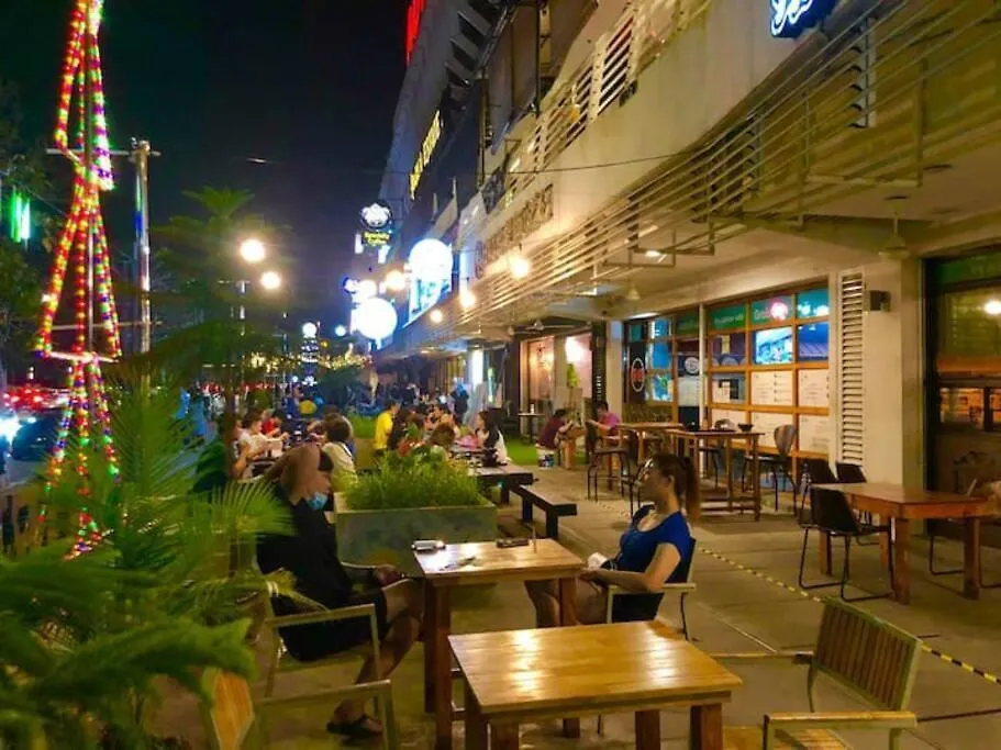 Seaview Seafront Duplex In Town With Wifi & Full Kitchen 83A Apartment George Town